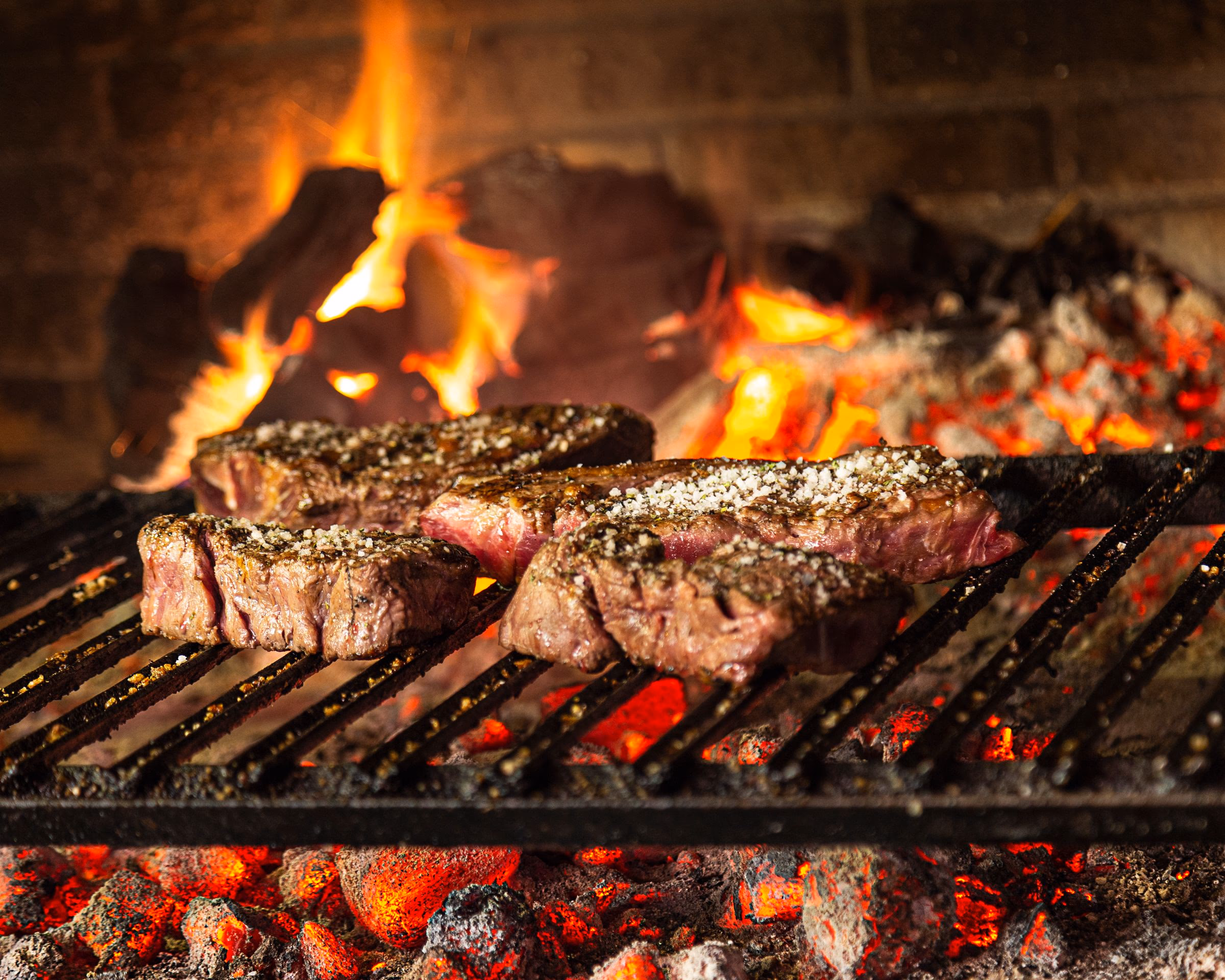 Txuletas sobre la parrilla de brasa de Asador Artebe