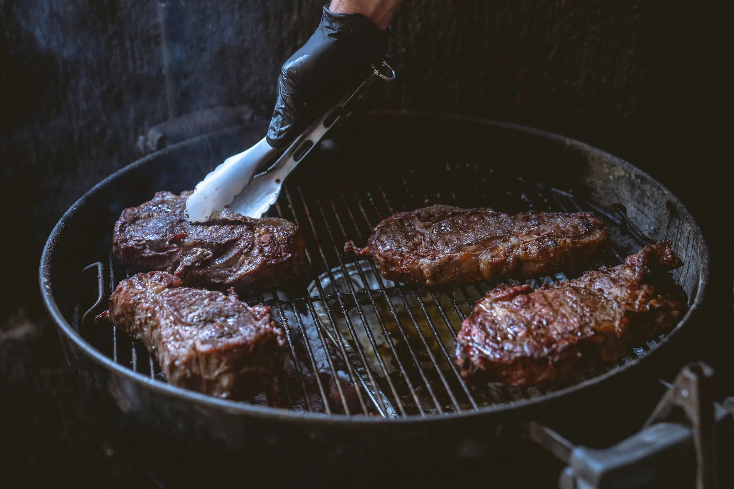 Chuletones sobre la parrilla de carbón de Asador Artebe