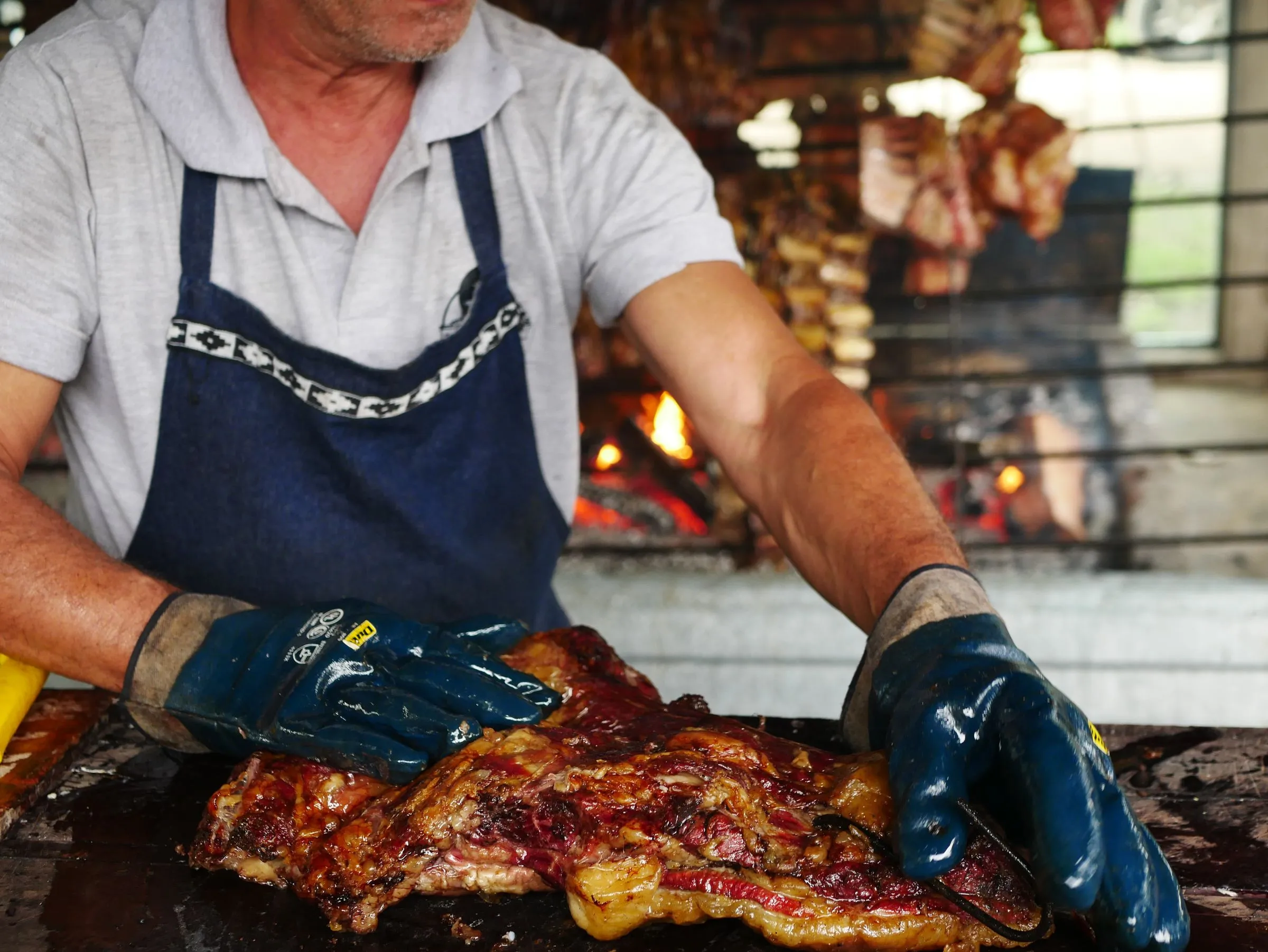 El parrillero de Asador Artebe controlando el punto de la brasa